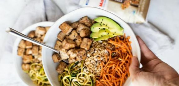 Tofu marinado al estilo asiático con arroz